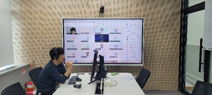 실내, 벽, 테이블, 사무실 건물이(가) 표시된 사진  AI 생성 콘텐츠는 정확하지 않을 수 있습니다.