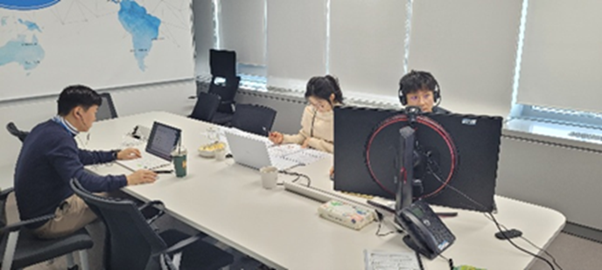 실내, 사무실 건물, 책상, 테이블이(가) 표시된 사진  AI 생성 콘텐츠는 정확하지 않을 수 있습니다.