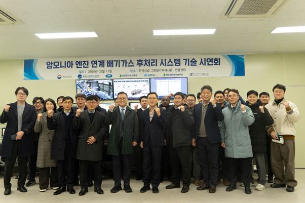 의류, 사람, 슈트, 벽이(가) 표시된 사진  AI 생성 콘텐츠는 정확하지 않을 수 있습니다.