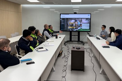 실내, 사무실 건물, 벽, 컴퓨터이(가) 표시된 사진  AI 생성 콘텐츠는 정확하지 않을 수 있습니다.