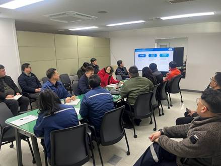 실내, 의류, 의자, 사람이(가) 표시된 사진  AI 생성 콘텐츠는 정확하지 않을 수 있습니다.